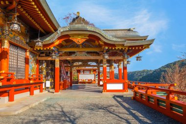 Kashima City 'deki Yutoku Inari tapınağı, Saga Bölgesi. Japonya 'nın Kyoto' daki Fushimi Inari ve Aichi 'deki Toyokawa Inari ile birlikte Inari' ye adanmış en iyi üç türbesinden biri olarak kabul edilir.
