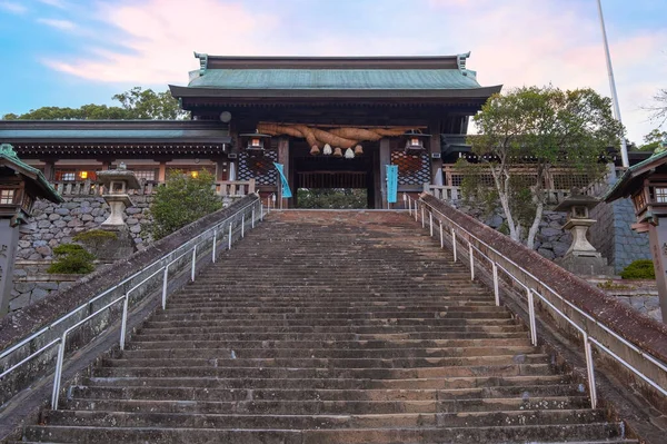 Suwa Tapınağı büyük bir Shinto tapınağıdır. Nagasaki 'deki Hristiyanlığı durdurmak ve geri döndürmek için bir yol olarak kurulmuştur.