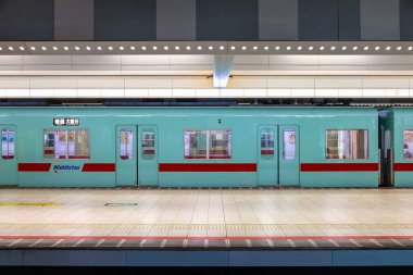 Fukuoka, Japonya - 30 Kasım 2022: Nishitetsu Tenjin istasyonunda kimliği belirsiz tren yolcuları