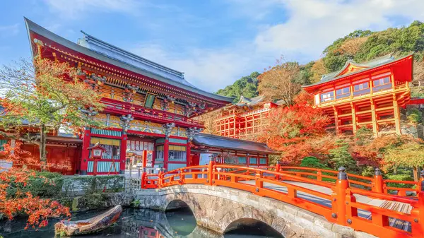 Kashima City 'deki Yutoku Inari tapınağı, Saga Bölgesi. Japonya 'nın Kyoto' daki Fushimi Inari ve Aichi 'deki Toyokawa Inari ile birlikte Inari' ye adanmış en iyi üç türbesinden biri olarak kabul edilir.