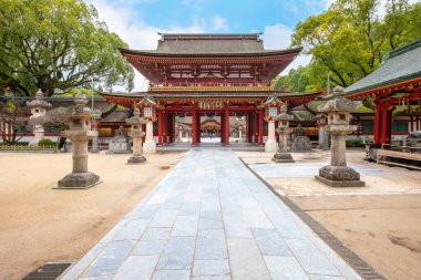 Dazaifu Tenmangu shgrine, Heian döneminin bilgini ve politikacısı Sugawara Michizane 'nin ruhuna adanmıştır.