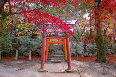 Homangu Kamado Dağı 'ndaki tapınak. Homan, antik çağlardan kutsal bir dağ olarak saygı duyulan tapınak, muhtemelen Kimetsu no Yaiba 'nın ilham kaynağıdır: