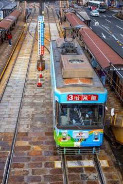 Nagasaki, Japonya - 29 Kasım 2022: Nagasaki şehrinde tramvay 4 tramvay hattı ile hizmet vermektedir ve Nagasaki Elektrik Tramvayı tarafından işletilmektedir.