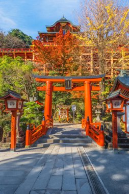 Kashima City 'deki Yutoku Inari tapınağı, Saga Bölgesi. Japonya 'nın Kyoto' daki Fushimi Inari ve Aichi 'deki Toyokawa Inari ile birlikte Inari' ye adanmış en iyi üç türbesinden biri olarak kabul edilir.