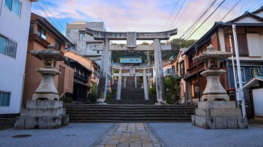 Suwa Tapınağı büyük bir Shinto tapınağıdır. Nagasaki 'deki Hristiyanlığı durdurmak ve geri döndürmek için bir yol olarak kurulmuştur.