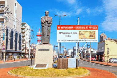 Nakatsu istasyonundaki Fukuzawa Yukichi heykeli. Keio Üniversitesi 'ni kuran Japon tarihi, eğitmeni, filozof, yazar ve samuray için önemli bir kişidir.