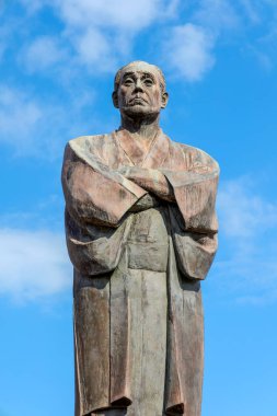 Nakatsu istasyonundaki Fukuzawa Yukichi heykeli. Keio Üniversitesi 'ni kuran Japon tarihi, eğitmeni, filozof, yazar ve samuray için önemli bir kişidir.