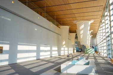 Oita, Japonya - 26 Kasım 2022: OPAM olarak da bilinen Oita İlçe Sanat Müzesi modern sergi alanları, sanatçılar stüdyoları, bir kafe ve müze dükkanı, Shigeru Ban tarafından tasarlandı.