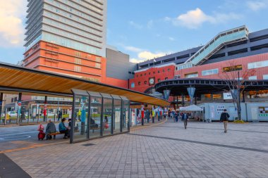 Oita, Japonya - 26 Kasım 2022: Oita İstasyonu Kyushu bölgesinde büyük bir istasyondur, Oita 'yı Fukuoka ve Kumamoto gibi diğer illere ve Beppu gibi yerel bölgelere bağlar.