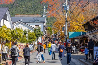 Yufuin, Japonya - 27 Kasım 2022: Yufuin popüler bir kaplıca tatil beldesi, bir çok sanat müzesi, kafesi ve butiği var, ve bir çok gezgin sadece şehirde gezinmek için şehre geliyor..