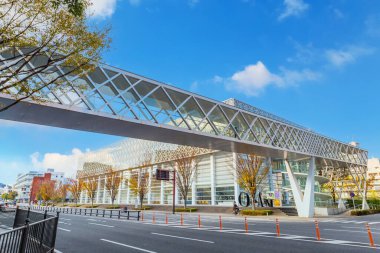 Oita, Japonya - 26 Kasım 2022: OPAM olarak da bilinen Oita İlçe Sanat Müzesi modern sergi alanları, sanatçılar stüdyoları, bir kafe ve müze dükkanı, Shigeru Ban tarafından tasarlandı.
