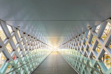 Oita, Japonya - 26 Kasım 2022: OPAM olarak da bilinen Oita İlçe Sanat Müzesi modern sergi alanları, sanatçılar stüdyoları, bir kafe ve müze dükkanı, Shigeru Ban tarafından tasarlandı.