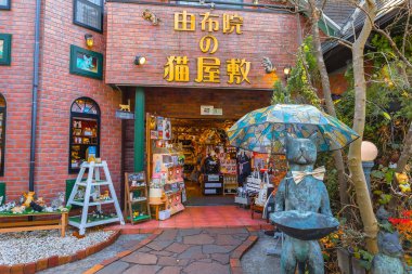 Yufuin, Japonya - 27 Kasım 2022: Yufuin popüler bir kaplıca tatil beldesi, bir çok sanat müzesi, kafesi ve butiği var, ve bir çok gezgin sadece şehirde gezinmek için şehre geliyor..