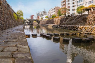 Meganebashi Köprüsü birkaç taş köprünün en dikkat çekicisidir. Köprü ismini nehir suyuna yansıyan gözlüklerin benzerliğinden alır.