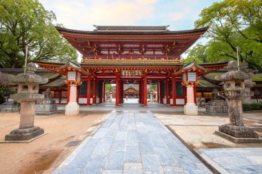Dazaifu Tenmangu shgrine, Heian döneminin bilgini ve politikacısı Sugawara Michizane 'nin ruhuna adanmıştır.