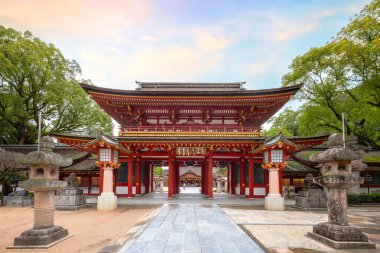 Dazaifu Tenmangu shgrine, Heian döneminin bilgini ve politikacısı Sugawara Michizane 'nin ruhuna adanmıştır.