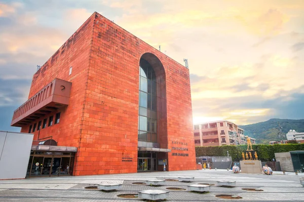 Nagasaki Şehir Tarih ve Folklor Müzesi Nagasaki İstasyonu 'na birkaç dakika uzaklıkta yer alan müze, tarihle ilgilenenler için hatırı sayılır bir cazibeye sahip.
