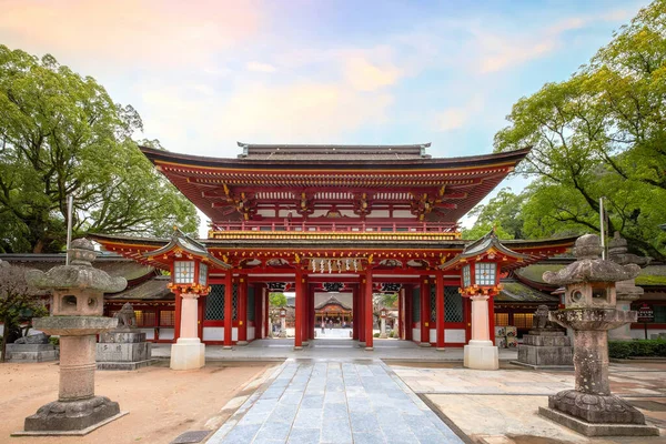 Dazaifu Tenmangu shgrine, Heian döneminin bilgini ve politikacısı Sugawara Michizane 'nin ruhuna adanmıştır.