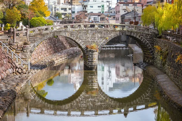Meganebashi Köprüsü birkaç taş köprünün en dikkat çekicisidir. Köprü ismini nehir suyuna yansıyan gözlüklerin benzerliğinden alır.