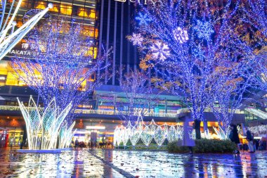 Fukuoka, Japonya - 29 Kasım 2022: Fukuoka Noel Pazarı ve JR Hakata istasyonundaki aydınlanma Japonya 'nın en büyük Noel pazarlarından biridir..