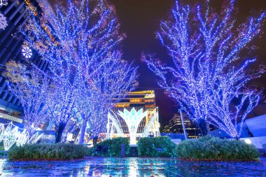Fukuoka, Japonya - 29 Kasım 2022: Fukuoka Noel Pazarı ve JR Hakata istasyonundaki aydınlanma Japonya 'nın en büyük Noel pazarlarından biridir..