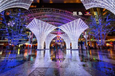 Fukuoka, Japonya - 29 Kasım 2022: Fukuoka Noel Pazarı ve JR Hakata istasyonundaki aydınlanma Japonya 'nın en büyük Noel pazarlarından biridir..