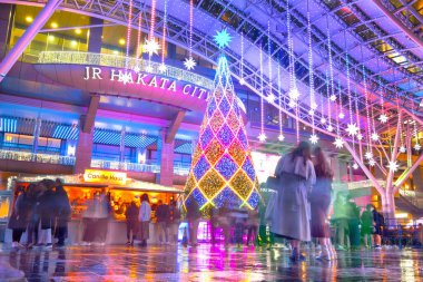 Fukuoka, Japonya - 29 Kasım 2022: Fukuoka Noel Pazarı ve JR Hakata istasyonundaki aydınlanma Japonya 'nın en büyük Noel pazarlarından biridir..