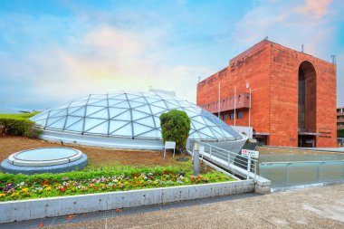 Nagasaki Atom Bombası Müzesi, Nagasaki 'nin bombalanmasıyla ilgili fotoğraflar, kalıntılar ve belgeler sergileniyor.