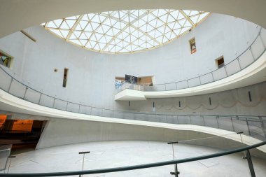 Nagasaki, Japonya - 29 Kasım 2022 Nagasaki Atom Bombası Müzesi, Nagasaki 'nin bombalanmasıyla ilgili fotoğraflar, kalıntılar ve belgeler sergilenmektedir.