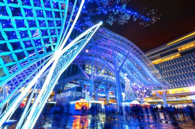 Fukuoka, Japonya - 29 Kasım 2022: Fukuoka Noel Pazarı ve JR Hakata istasyonundaki aydınlanma Japonya 'nın en büyük Noel pazarlarından biridir..