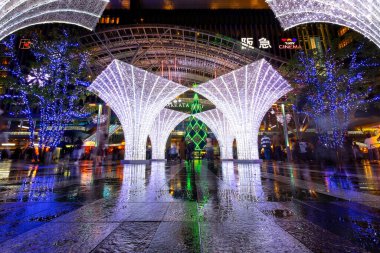 Fukuoka, Japonya - 29 Kasım 2022: Fukuoka Noel Pazarı ve JR Hakata istasyonundaki aydınlanma Japonya 'nın en büyük Noel pazarlarından biridir..