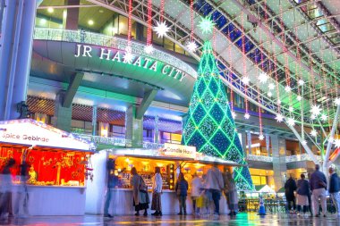 Fukuoka, Japonya - 29 Kasım 2022: Fukuoka Noel Pazarı ve JR Hakata istasyonundaki aydınlanma Japonya 'nın en büyük Noel pazarlarından biridir..