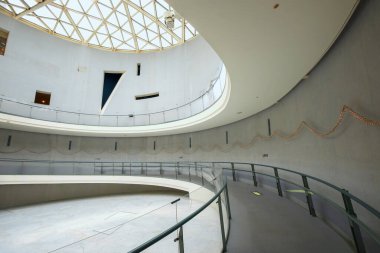 Nagasaki, Japonya - 29 Kasım 2022 Nagasaki Atom Bombası Müzesi, Nagasaki 'nin bombalanmasıyla ilgili fotoğraflar, kalıntılar ve belgeler sergilenmektedir.