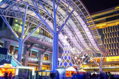 Fukuoka, Japonya - 29 Kasım 2022: Fukuoka Noel Pazarı ve JR Hakata istasyonundaki aydınlanma Japonya 'nın en büyük Noel pazarlarından biridir..