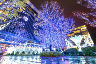 Fukuoka, Japonya - 29 Kasım 2022: Fukuoka Noel Pazarı ve JR Hakata istasyonundaki aydınlanma Japonya 'nın en büyük Noel pazarlarından biridir..