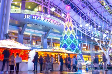 Fukuoka, Japonya - 29 Kasım 2022: Fukuoka Noel Pazarı ve JR Hakata istasyonundaki aydınlanma Japonya 'nın en büyük Noel pazarlarından biridir..