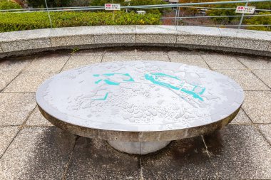 Nagasaki Atom Bombası Müzesi, Nagasaki 'nin bombalanmasıyla ilgili fotoğraflar, kalıntılar ve belgeler sergileniyor.