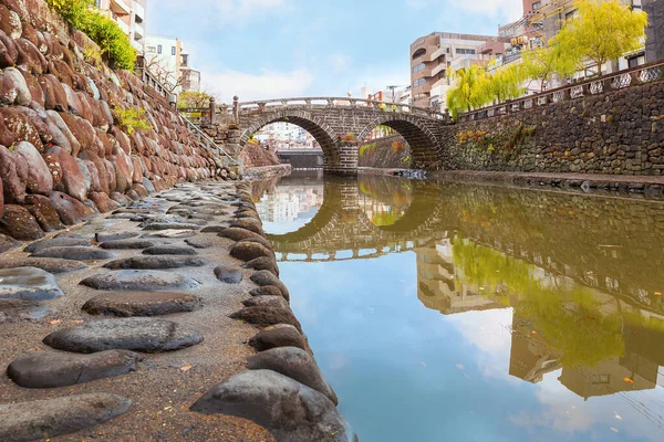 Meganebashi Köprüsü birkaç taş köprünün en dikkat çekicisidir. Köprü ismini nehir suyuna yansıyan gözlüklerin benzerliğinden alır.