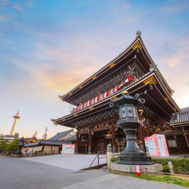Kyoto 'nun merkezinde yer alan Higashi Honganji tapınağı, Japonya ve yurt dışında Shin Budizminin baskın iki alt mezhebinden biri.