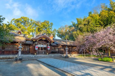 Hirano-jinja, İmparator Kazan döneminde 985 yılından bu yana her yıl bir kiraz çiçeği festivaline ev sahipliği yapmaktadır ve festival Kyoto 'da düzenli olarak düzenlenen en eski festival olmuştur.