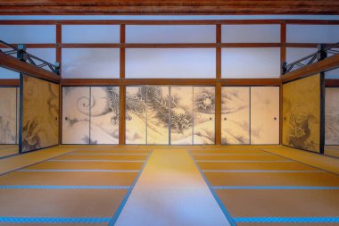 Kyoto, Japonya - 29 Mart 2023: Ryoanji Tapınağı Japonya 'nın en ünlü kaya bahçesi ve ilkbahar zamanı güzel kiraz çiçeklerine ev sahipliği yapar.