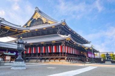 Kyoto 'nun merkezinde yer alan Higashi Honganji tapınağı, Japonya ve yurt dışında Shin Budizminin baskın iki alt mezhebinden biri.