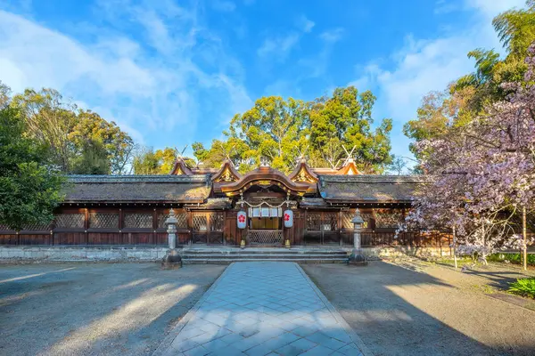 Hirano-jinja, İmparator Kazan döneminde 985 yılından bu yana her yıl bir kiraz çiçeği festivaline ev sahipliği yapmaktadır ve festival Kyoto 'da düzenli olarak düzenlenen en eski festival olmuştur.