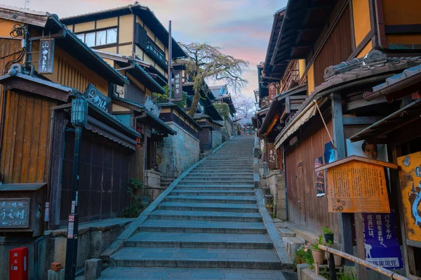 Japonya 'nın Kyoto kentindeki Nineizaka ya da Ninenzaka antik 150 metre kaldırımlı yaya yolu. Yol geleneksel binalar ve dükkanlarla dolu.