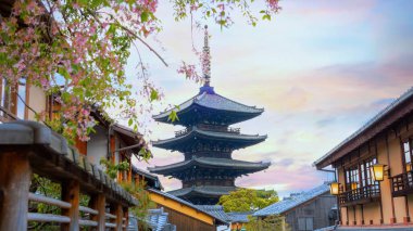 Yasaka Pagoda Kyoto, Japonya 'da Yasaka Kulesi ya da Yasaka-no-to olarak bilinir. 5 katlı tapınak, Hokan-ji Tapınağı 'nın 6. yüzyılda inşa edilen son yapısıdır.