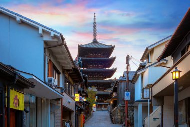 Yasaka Kulesi ya da Yasaka-no-no-to olarak bilinen Yasaka Pagoda. 5 katlı tapınak, Hokan-ji Tapınağı 'nın 6. yüzyılda inşa edilen son yapısıdır.