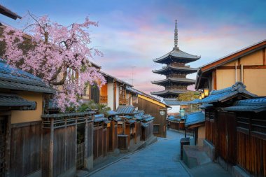 Yasaka Kulesi ya da Yasaka-no-no-to olarak bilinen Yasaka Pagoda. 5 katlı tapınak, Hokan-ji Tapınağı 'nın 6. yüzyılda inşa edilen son yapısıdır.