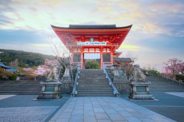 Kiyomizu-dera, Kyoto 'nun doğusunda bulunan bir Budist tapınağıdır. Antik Kyoto UNESCO Dünya Mirası Anıtı 'nın bir parçasıdır.