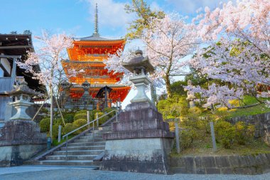 Kiyomizu-dera, Kyoto 'nun doğusunda bulunan bir Budist tapınağıdır. Antik Kyoto UNESCO Dünya Mirası Anıtı 'nın bir parçasıdır.