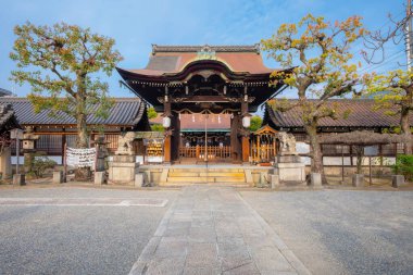 Rokusonno tapınağı 963 yılında inşa edildi, İmparator Seiwa 'nın 6. torunu MInamota no Tsunemoto' yu kutsadı. Kyoto 'daki en iyi kiraz çiçeği manzaralı yerlerden biri.